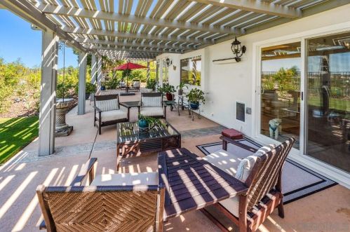 1597 Parkview Dr, Vista CA  92081-8750 exterior