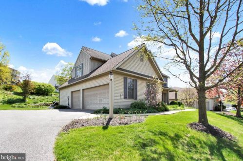 2722 Woodspring Dr, York, PA 17402-8521