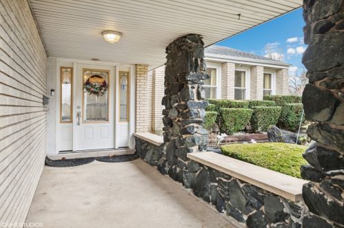 1799 Plainfield Dr, Des Plaines, IL 60018-2052
