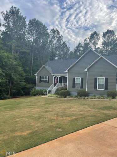 238 Grove Pointe Dr, Locust Grove, GA 30248-4584