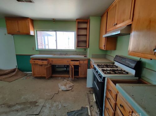 12166 Lakeview Dr, Trona, CA 93562-1509