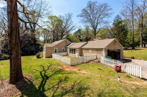 1453 Indian Creek Dr, Stone Mountain, GA 30083-5222