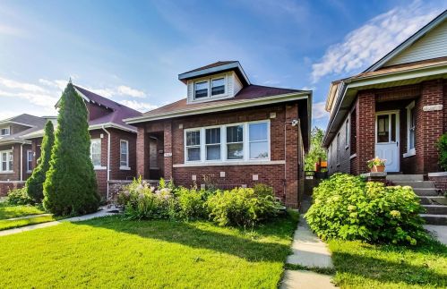 4627 Altgeld St, Chicago, IL 60639-1807