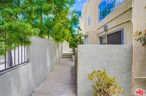 4854 Coldwater Canyon Ave, Van Nuys, CA 91423-2291