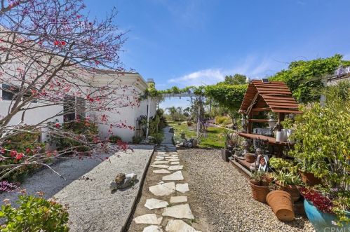 7565 Sun Blossom Ct, Riverside CA  92508-6627 exterior