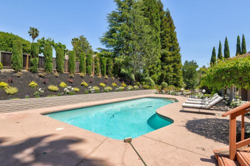 11555 Arroyo Oaks Dr, Los Altos CA 94024-6527 exterior