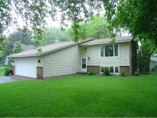 571 Kent Cir, Saint Paul, MN 55126-2017