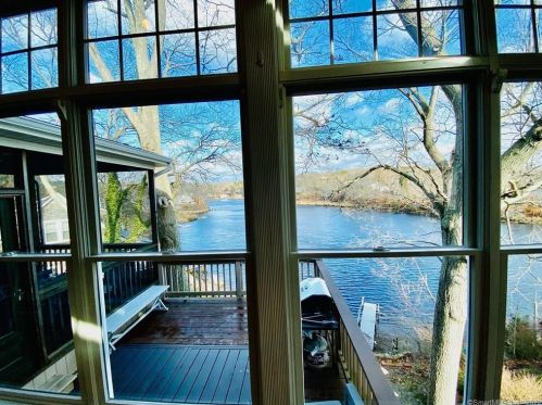 4 Cove View Dr, Quaker Hill CT  06375-1501 exterior