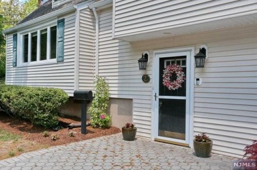2 Erold Ct, Allendale, NJ 07401-1914