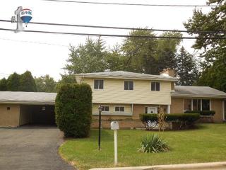 6550 Stalford Rd, Burr Ridge, IL 60525
