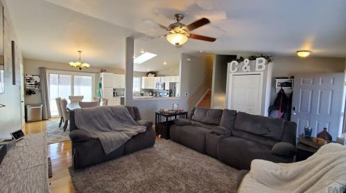 196 Falcon Dr, Pueblo, CO 81007-2734