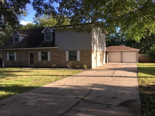 174 Hospital Dr, Angleton TX  77515-4112 exterior