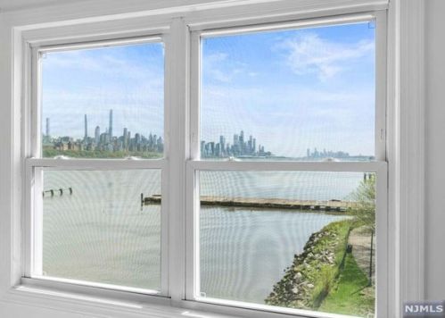 321 The Promenade, Edgewater NJ  07020-2115 exterior