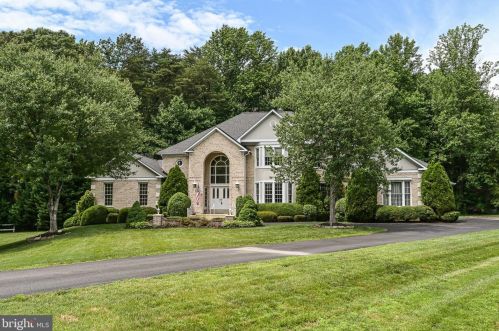 6401 Burke Woods Dr, Springfield, VA 22015-3932