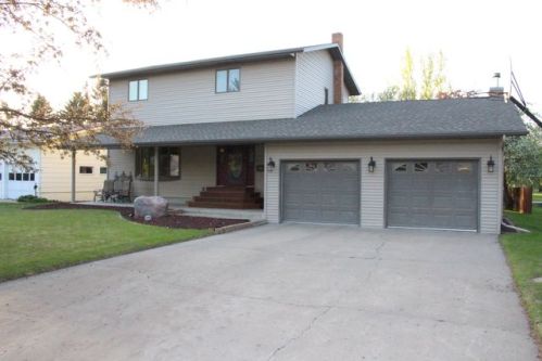 916 4th Ave, New Rockfrd, ND 58356-1204