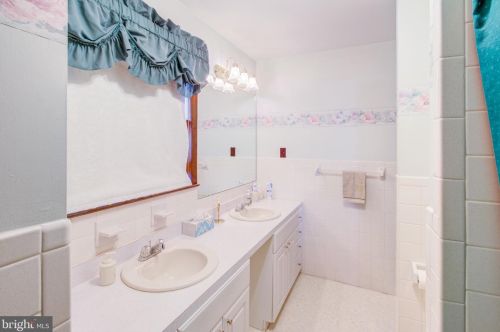 11 Cavalier Dr, Trenton NJ  08619-1357 exterior