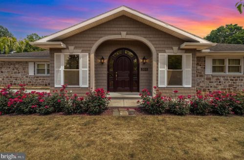 861 North St, Carlisle, PA 17013-1742