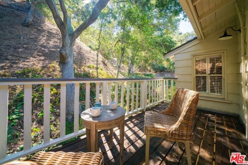 2660 Glenoaks Blvd, Glendale CA  91206-3107 exterior