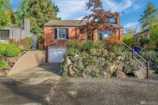 10722 Ashworth Ave, Seattle, WA 98133-8940