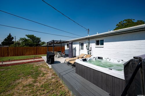 756 Carnation Dr, Sandy UT 84094-4435 exterior