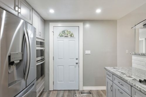 3300 Montrose Ave, Glendale CA 91214-3341 exterior