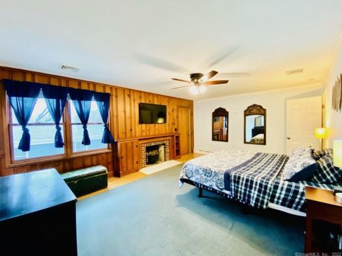 4 Cove View Dr, Quaker Hill CT  06375-1501 exterior