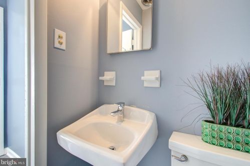 24 Pine Ave, Silver Spring MD 20912-4677 exterior