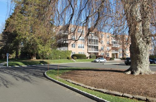 5 Putnam Hl, Greenwich CT  06830-5717 exterior