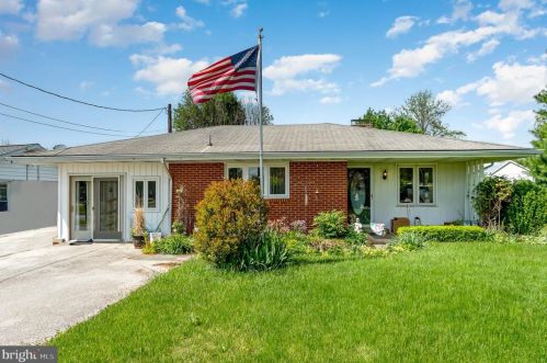 77 Radio Rd, Hanover, PA 17331-1136