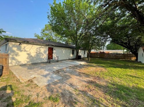 3800 Knox St, Fort Worth TX  76119-4819 exterior