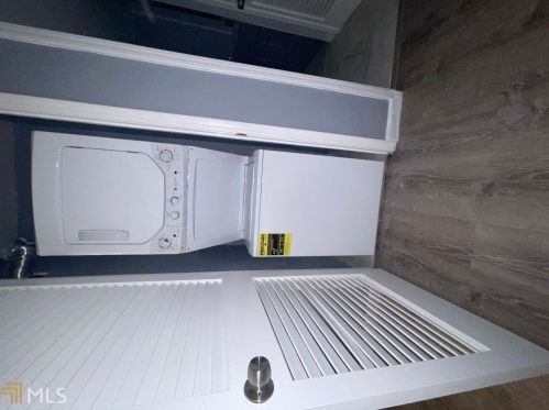 71 Montre Sq, Atlanta GA  30327-4044 exterior