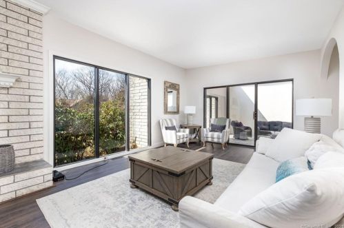 28 Bonita Dr, Huntington CT  06484-5106 exterior
