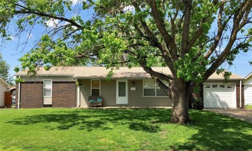 105 Rosewood Dr, Otterville, IL 62052-2330