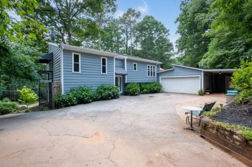 1724 Fox Holw, Lilburn, GA 30047-3310