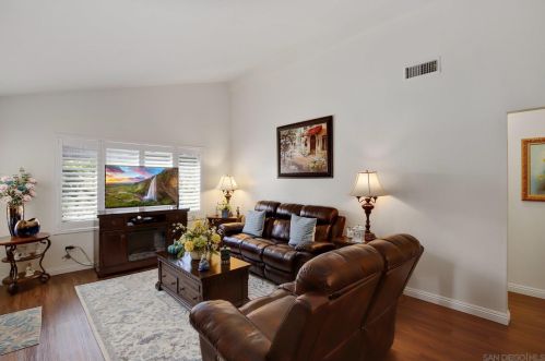 702 Nob Cir, Vista, CA 92084-3810