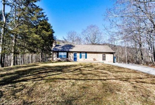 145 Hill Ln, Jacksboro, TN 37757-2943