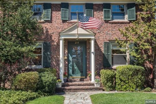 208 Gramercy Pl, Ridgewood, NJ 07452-2312