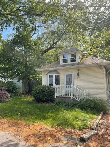 27 Cliff Rd, Warwick, RI 02889-6108