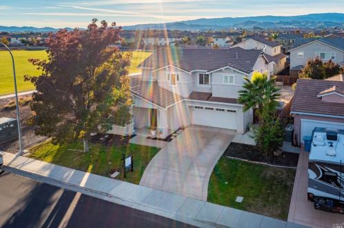 1136 Parkside Dr, Vacaville, CA 95688-8817