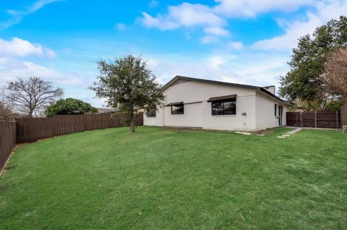 2230 Bowie Dr, Carrollton TX 75006-7754 exterior