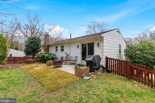 6717 Holford Ln, Springfield VA  22152-2935 exterior