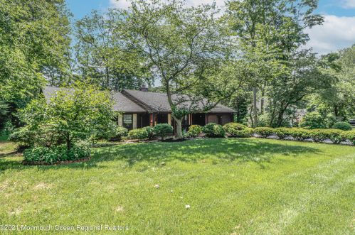 6 Charmer Ct, Middletown, NJ 07748-1506