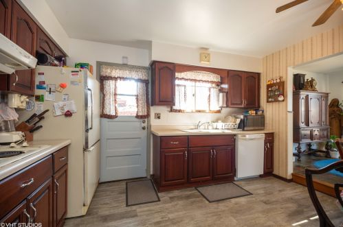 551 Bedford Ln, Des Plaines, IL 60016-2936
