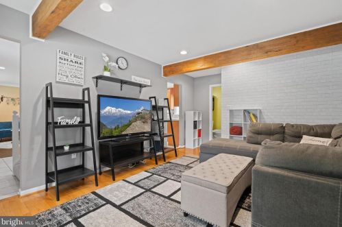 5637 Fort Corloran Dr, Springfield VA  22015-2114 exterior