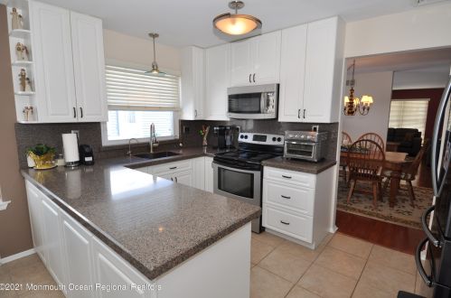 20 Normanton Ave, Lakehurst, NJ 08759-6826