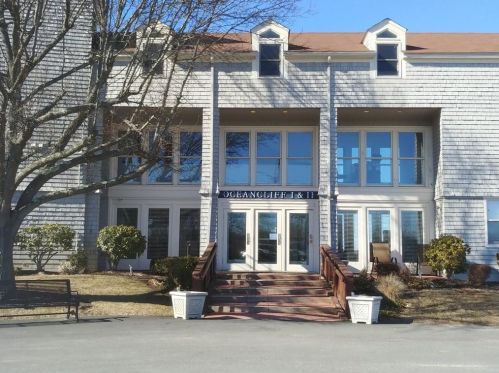 65 Ridge Rd, Middletown, RI 02840-3717