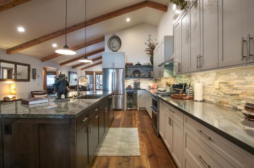 13595 Hansel Ave, Truckee CA  96161-6242 exterior