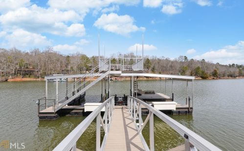 28 Lavonia Beach Dr, Lavonia, GA 30553-3831