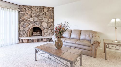 1486 Circle Ct, Elk Grove Vlg, IL 60007-2835