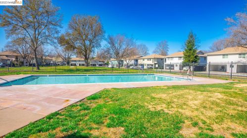 1405 Del Rio Cir, Concord CA  94518-4052 exterior